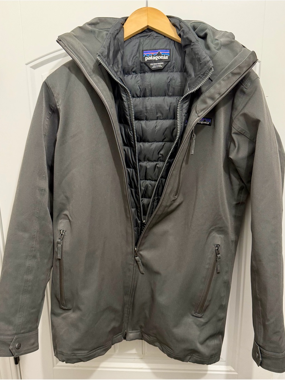 Patagonia Men’s Tres 3-in-1 Parka, Waterproof Shell/ Down Puffer, Size XS, Gray